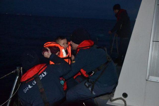 Helikopterden tespit edilen lastik bottaki 48 kaçak göçmen yakalandı
