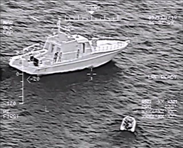 Helikopterden tespit edilen lastik bottaki 48 kaçak göçmen yakalandı