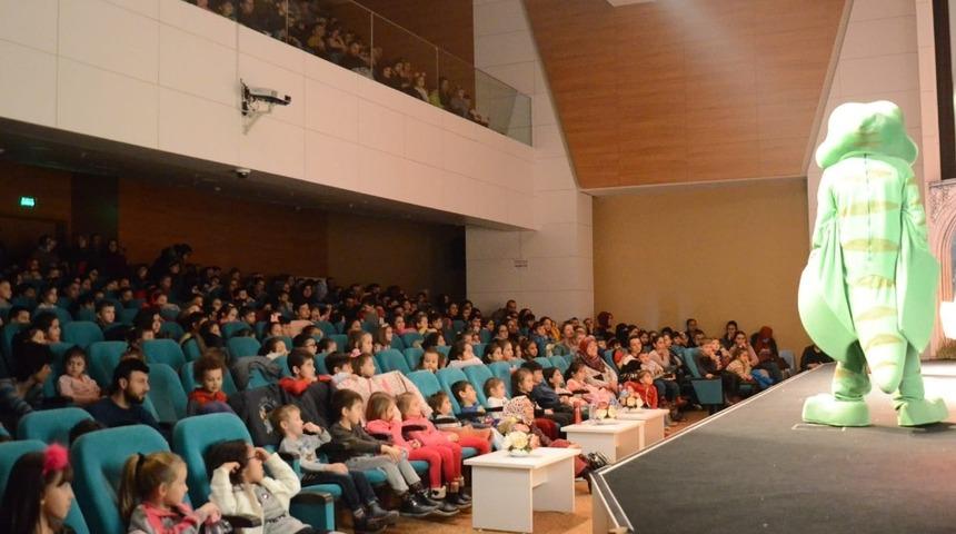 Boz&uuml;y&uuml;k&rsquo;te Pırdino ve Deniz Yıldızı minik tiyatro severler i&ccedil;in sahnelendi