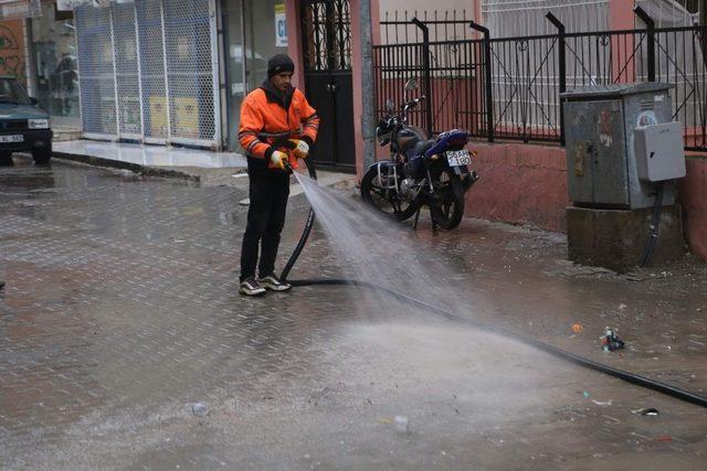 Siirt’te cadde ve kaldırımlar tazyikli su ile yıkanıyor