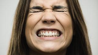 Diş sıkma ve gıcırdatma neden olur? Diş sıkmanın zararları nelerdir, tedavisi nasıl olur;?