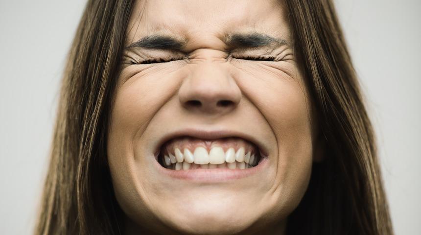 Diş sıkma ve gıcırdatma neden olur? Diş sıkmanın zararları nelerdir, tedavisi nasıl olur;?