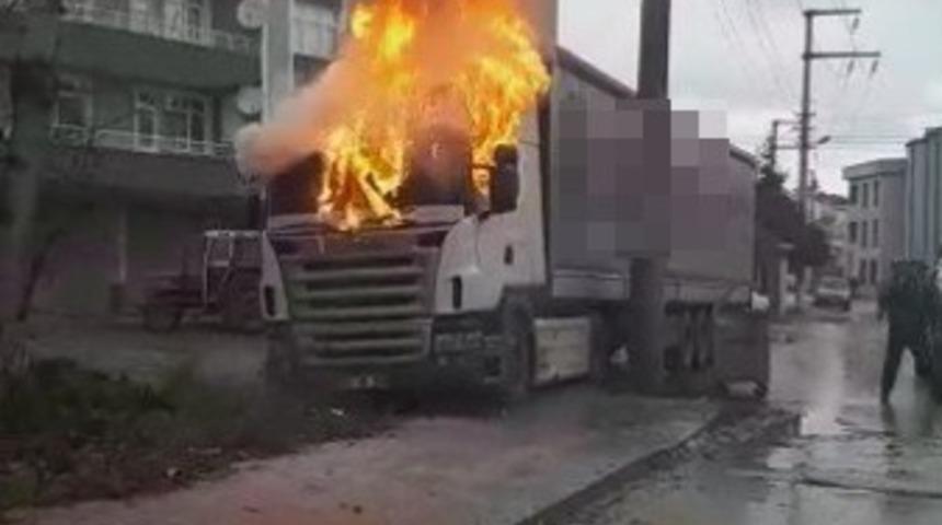 Park halindeki tır alev alev yandı