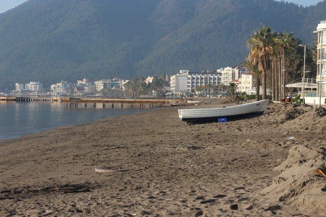 Marmaris’te deniz çekilmesi endişeye neden oldu