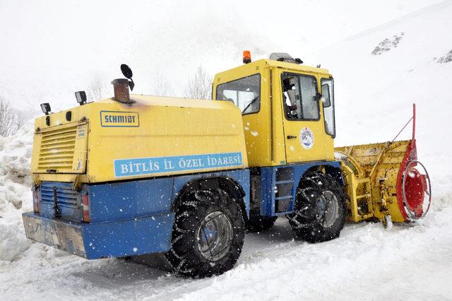 Bitlis'te yazın yapılan yollar kışın bozuluyor 