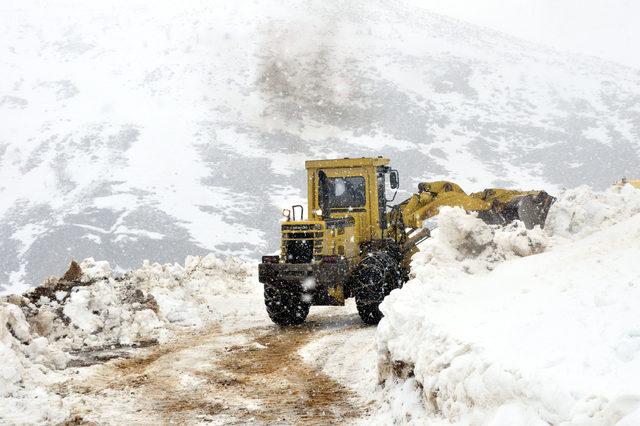 Bitlis'te yazın yapılan yollar kışın bozuluyor 