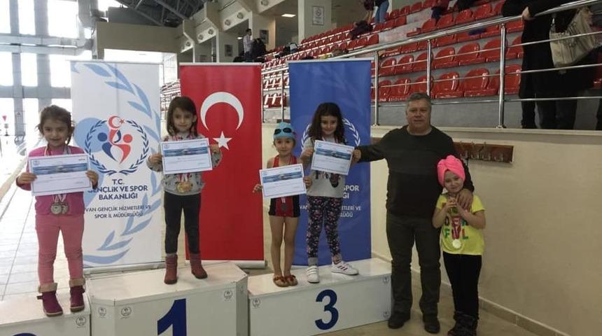 Tecr&uuml;besiz y&uuml;z&uuml;c&uuml;lerden 77 madalya