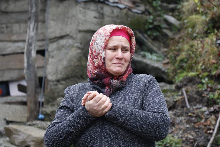 Heyelan evlerini ikiye böldü, eşyalarını bile alamadılar  G1