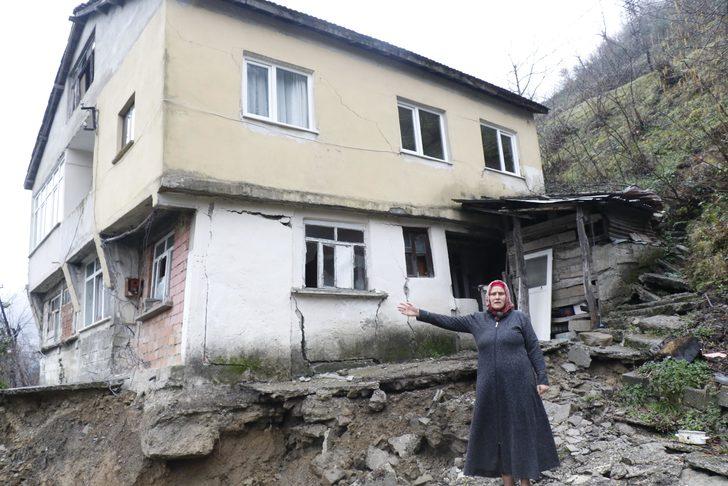Heyelan evlerini ikiye böldü, eşyalarını bile alamadılar  G2
