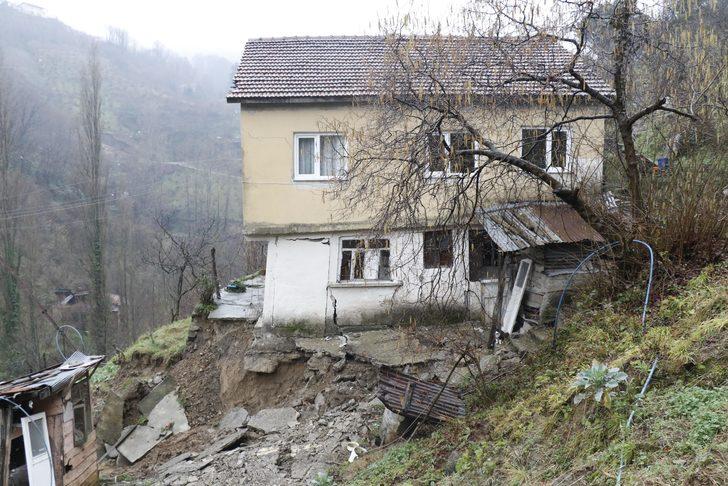 Heyelan evlerini ikiye böldü, eşyalarını bile alamadılar  G3
