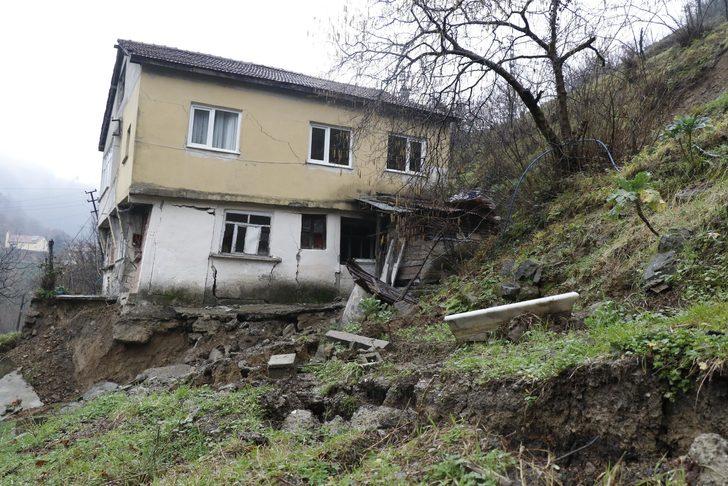 Heyelan evlerini ikiye böldü, eşyalarını bile alamadılar  G4