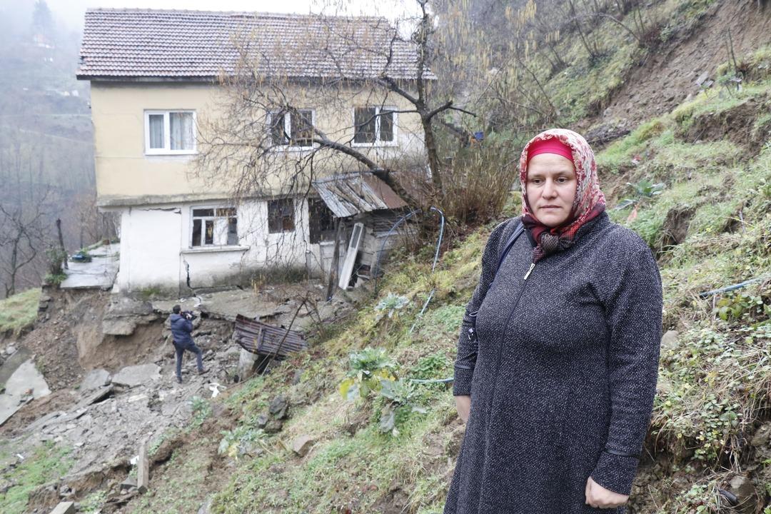 Heyelan evlerini ikiye b&ouml;ld&uuml;, eşyalarını bile alamadılar 