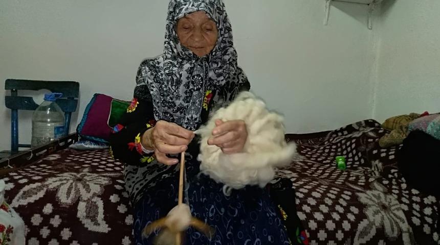 70 yıldır kirman ile yün eğirip çorap örüyor