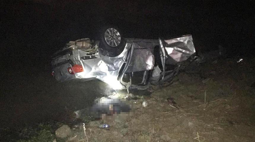 Otomobil nehir kıyısına d&uuml;şt&uuml;: 2 &ouml;l&uuml;, 2 yaralı