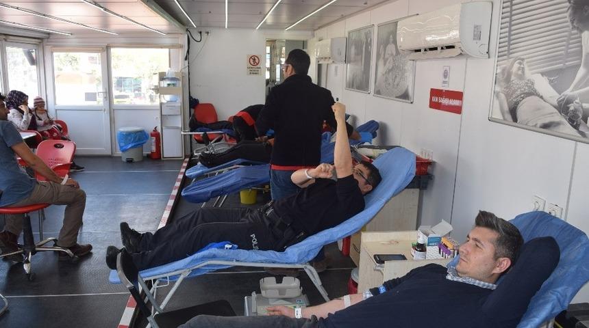 Aliağa&rsquo;da Kızılay&rsquo;ın kan bağışına yoğun ilgi