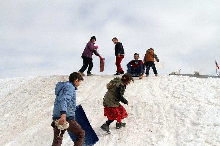 Çocukların bidonla kızaklı kar keyfi G2