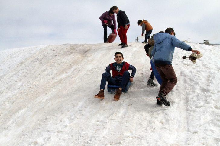 Çocukların bidonla kızaklı kar keyfi G3