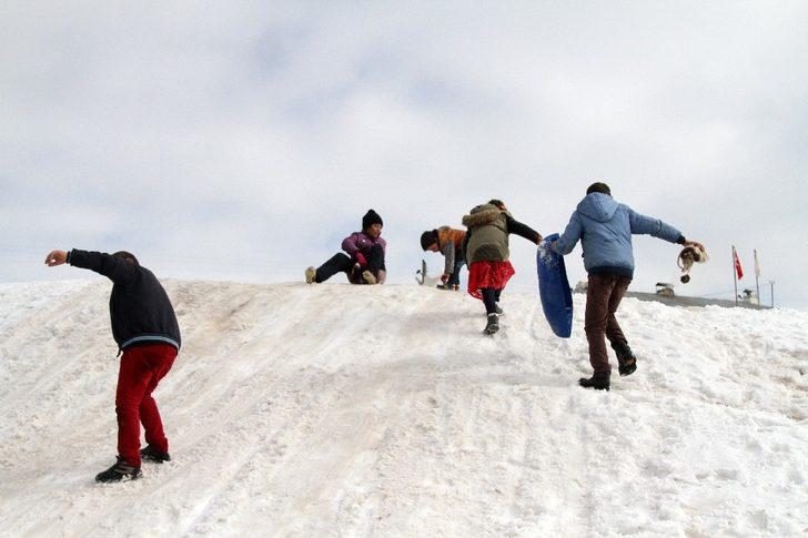 Çocukların bidonla kızaklı kar keyfi G4