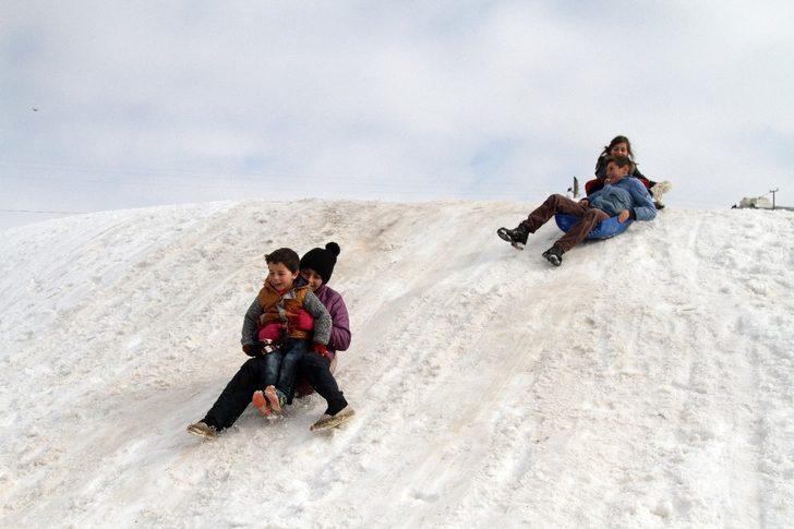 Çocukların bidonla kızaklı kar keyfi G5