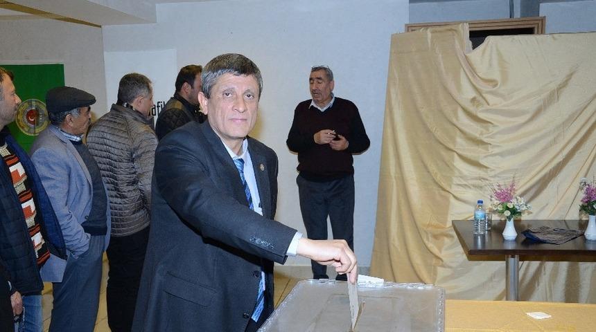 Darende Ziraat Odasında Vedat Kaya g&uuml;ven tazeledi