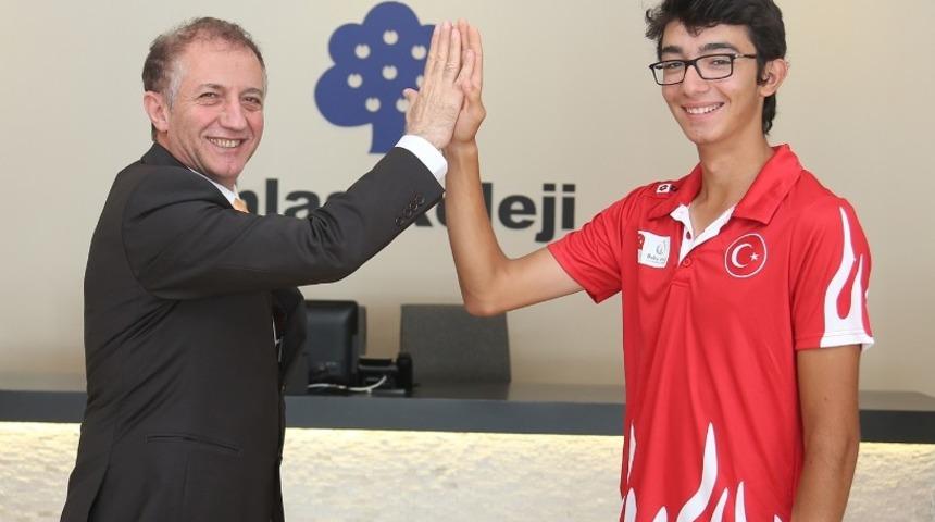 İhlas Koleji Mezunu Mete Gazoz&rsquo;a b&uuml;y&uuml;k onur