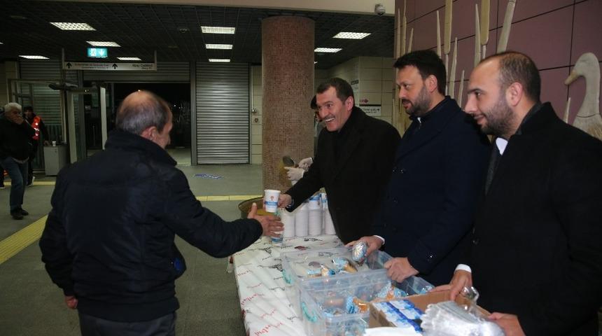 Arısoy&rsquo;dan işe giden yolculara sıcak &ccedil;orba ikramı