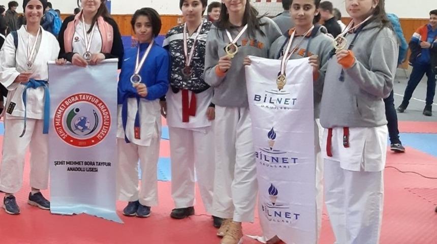 Bilnetli sporcular karatede coştu