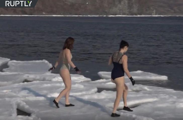 Rus yüzücüler buz gibi sulara daldı  G3