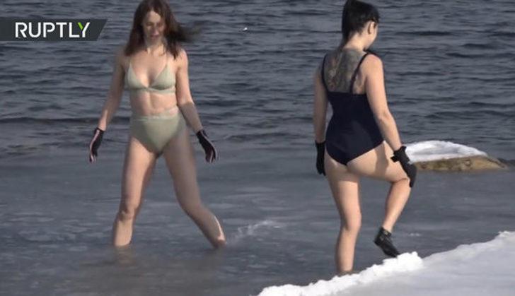 Rus yüzücüler buz gibi sulara daldı  G5