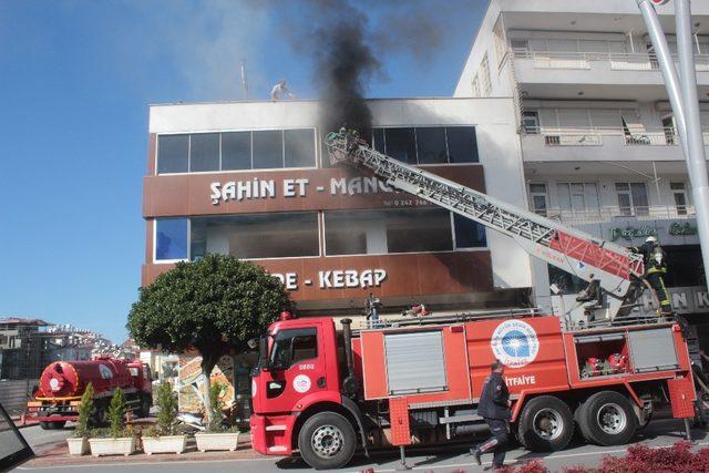 Mangal ateşinden çıkan yangında 3 işçi dumandan etkilendi
