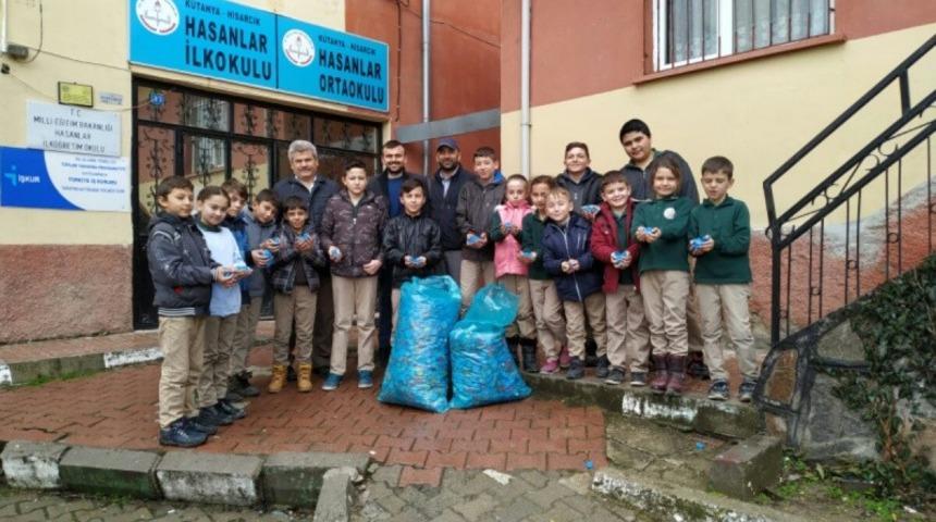 K&ouml;y okulundan tekerlekli sandalye i&ccedil;in plastik kapak desteği