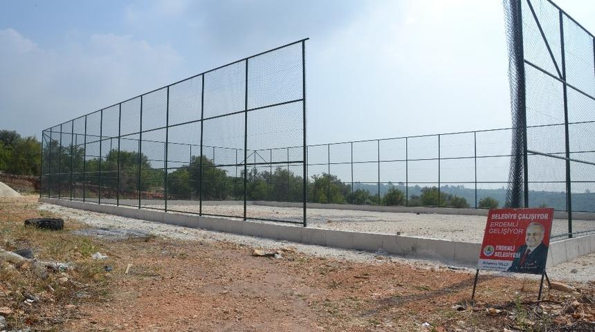 Erdemli&rsquo;ye bir futbol sahası daha