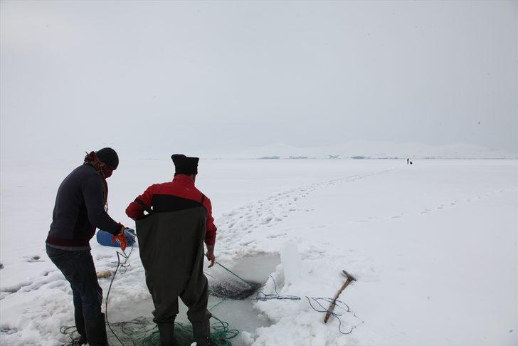 Donan gölde balık avlıyorlar G3