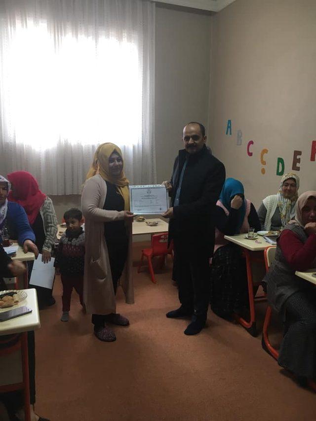 Okuma yazma kursunu bitirenler belgeleri verildi 1