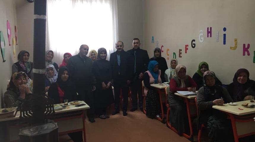 Okuma yazma kursunu bitirenler belgeleri verildi