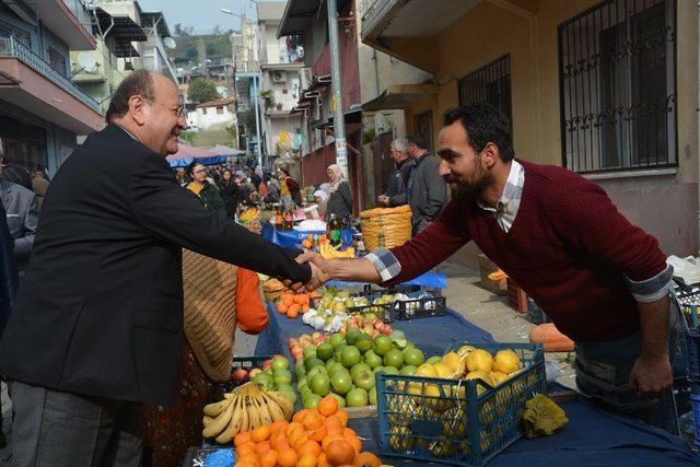 Başkan Özakcan pazar tezgahının başına geçti