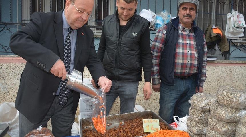 Başkan &Ouml;zakcan pazar tezgahının başına ge&ccedil;ti