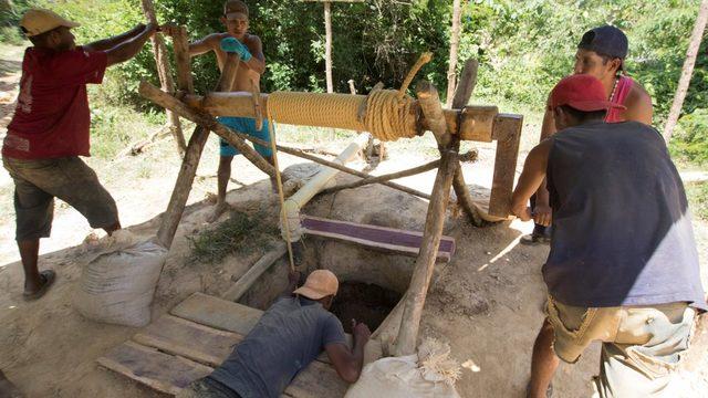 Venezuela yağmur ormanları içinde yüzbinlerce kişi ilkel yöntemlerle altın arıyor