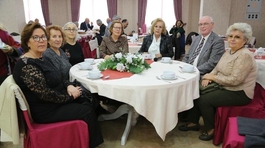 Başkan Kurt emekli kadın &ouml;ğretmenlerle buluştu