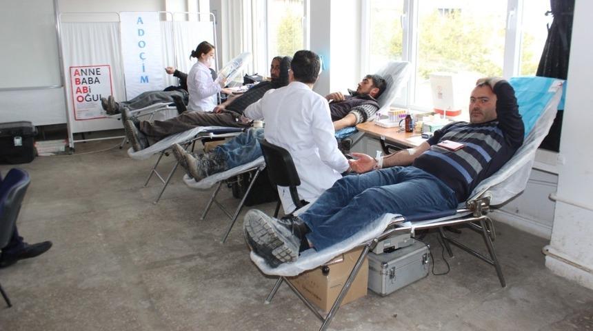 Fabrika iş&ccedil;ilerinden Kızılay&rsquo;a destek