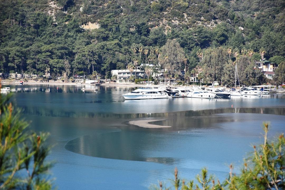 Marmaris'te korkutan g&ouml;r&uuml;nt&uuml;! Sular &ccedil;ekildi, adacıklar oluştu... Depremin habercisi mi?