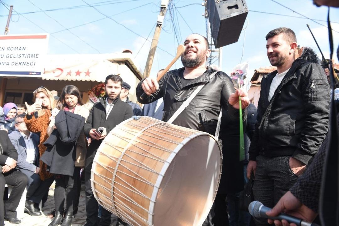 Romanlardan Y&uuml;cel Yılmaz&rsquo;a b&uuml;y&uuml;k destek