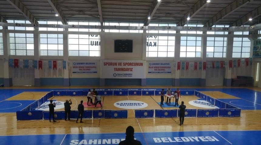 Akkent spor köyünde bilek güreşçileri kıyasıya mücadele etti