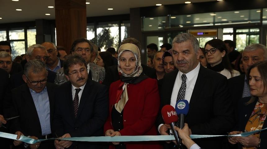 Meclis &uuml;yesinden kimsesizler yararına sergi