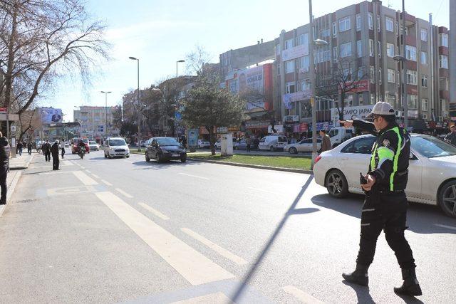 Sakarya’da kurallara uymayan motosikletler otoparka çekildi