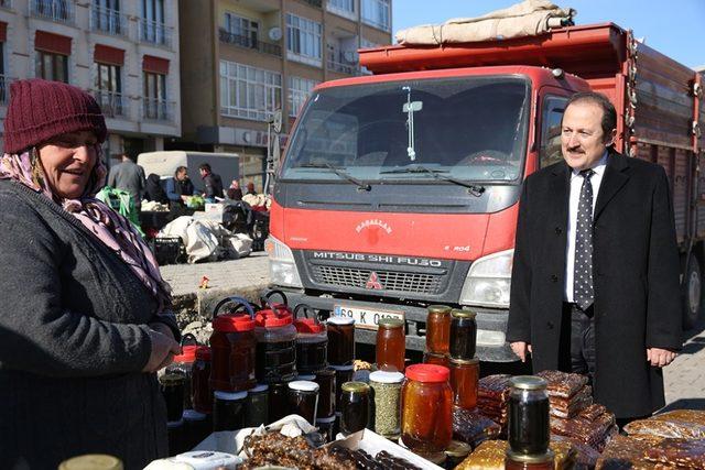 Vali Pehlivan semt pazarı esnafını ziyaret etti