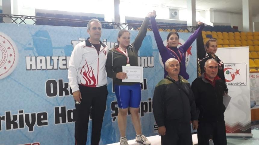 Adıyamanlı bayan halterci T&uuml;rkiye şampiyonu oldu