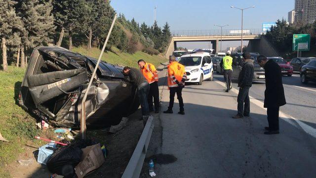 TEM Otoyolu'nda kaza; hafif ticari araç takla attı