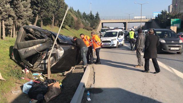 TEM Otoyolu'nda kaza; hafif ticari araç takla attı