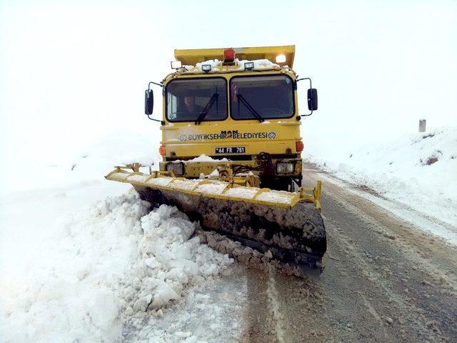 Malatya’da kar nedeniyle kapanan yollar ulaşıma açıldı